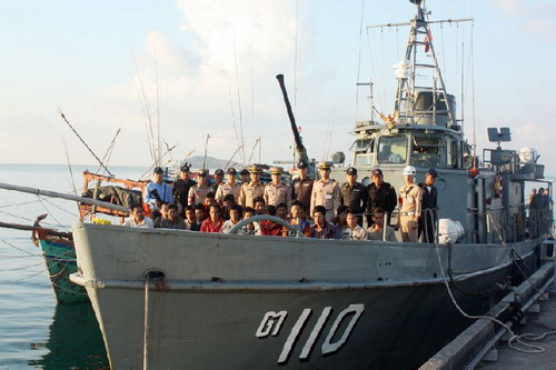 ทัพเรือภาคที่ 1 จับเรือประมงเวียดนามรุกล้ำ ไต้ก๋งสารภาพอยากได้หมึกตัวใหญ่