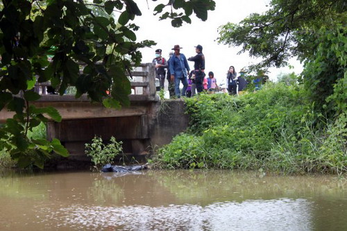 พบศพปริศนา.. ถูกห่อถุงดำโยนทิ้งลำห้วย