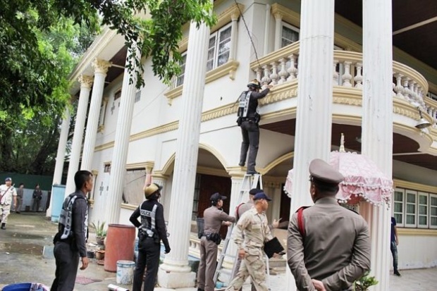 คลิปตำรวจบุกคฤหาสน์หรู! จับผัว-เมียหมิ่นเบื้องสูง(คลิป)