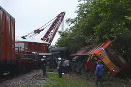 กู้รถไฟตกรางที่ลำพูนยังไม่เสร็จ เหตุมีฝนตกต่อเนื่อง