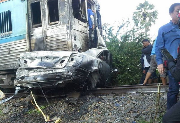 รถไฟชนคัมรี่ ไฟลุกวอดทั้งคัน ดับสยอง 2 ศพติดใต้ซาก!!