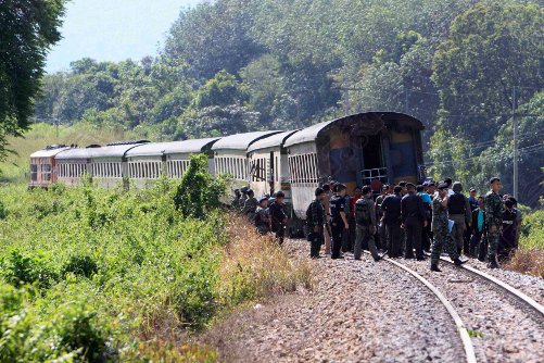 บึ้มรถไฟสายยะลา-สุไหงฯ ตกรางเจ็บตายเพียบ 