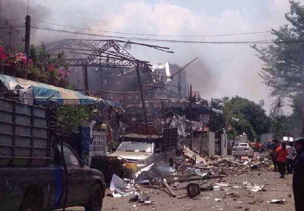 ระเบิดร้านเก็บของเก่า ย่านลาดปลาเค้า ตาย 6 ศพ บ้านพัง 20 หลัง