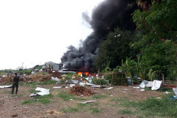 ระเบิดร้านเก็บของเก่า ย่านลาดปลาเค้า ตาย 6 ศพ บ้านพัง 20 หลัง