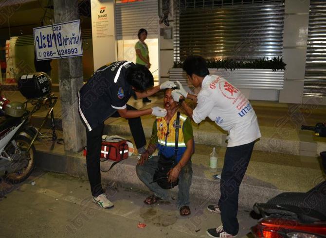 โมโหขับเก๋งไล่ชนแฟนสาว-ตำรวจอาสาเจ็บหนัก