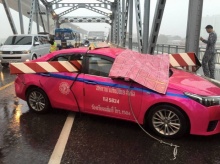 ระทึก!! เหล็กกั้นสะพานกรุงเทพ ถูกแรงลมสะบัดใส่แท็กซี่ คนขับบาดเจ็บ