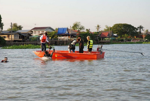 ตร.ปทุมฯ พบศพแล้ว 2 เด็กนักเรียนเหยื่อเรือล่มจมเจ้าพระยาดับ