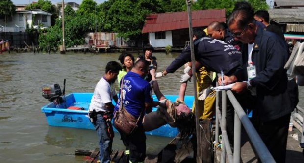 พริตตี้อุ้มลูกโดดน้ำ เจอศพโผล่แล้ว