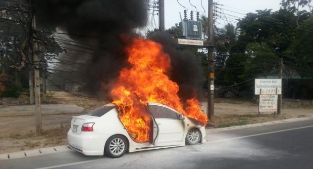 ระทึก!ไฟไหม้รถเก๋งวอดทั้งคัน กระโดดลงจากรถทัน 