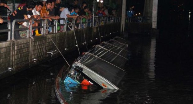 เรือโดยสารแสนแสบชนโป๊ะหวิดตายหมู่ 