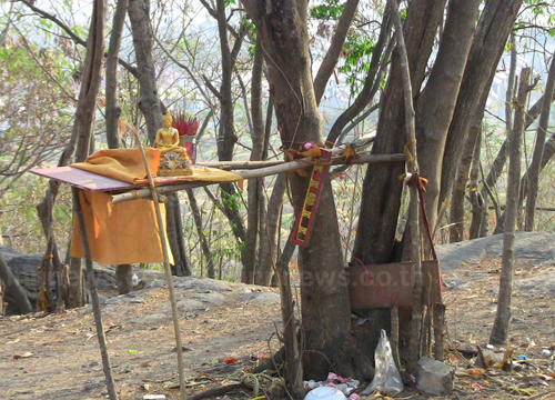บุกจับแก๊งพระเขมรเรี่ยไรเงินชาวบ้านชลบุรี ตะลึงได้เงินวันละ 3 - 4 พันบาทต่อวัน