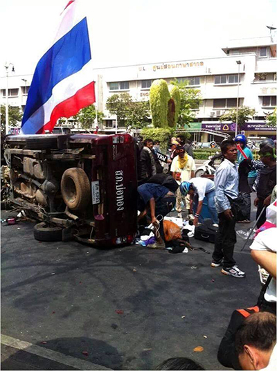 ผ่านฟ้าฯยังวุ่นม็อบคว่ำรถตำรวจ ระบายความแค้นหลังถูกยิงถล่ม