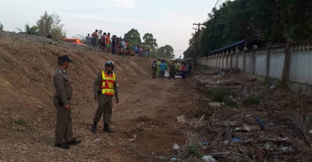 แม่แทบขาดใจ!ลูกวัย12นั่งเล่นมือถือบนรางรถไฟชนดับ