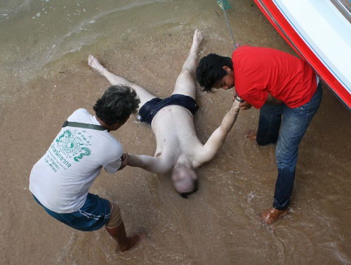 ชาวบ้านช่วย 3 ฝรั่งทะเลาะคนไทย-กระโดดทะเลว่ายน้ำหนี-สุดท้ายจมดับ1ศพ