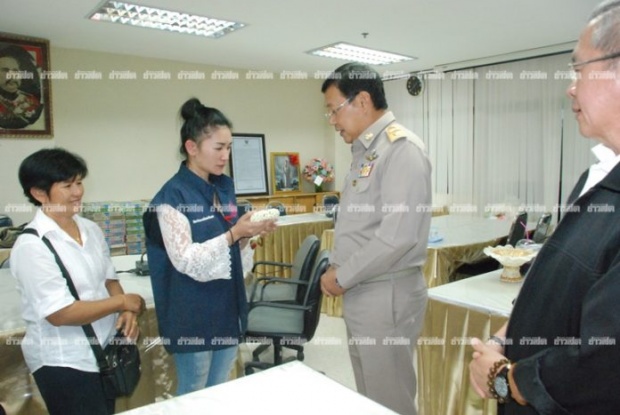 ถึงไทยแล้ว! สาวไทยติดคุกที่โอมาน 4 เดือน ร่ำไห้กราบพ่อแม่!