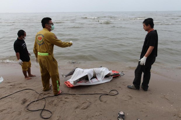 ศพลอยน้ำติดชายหาดบางแสน