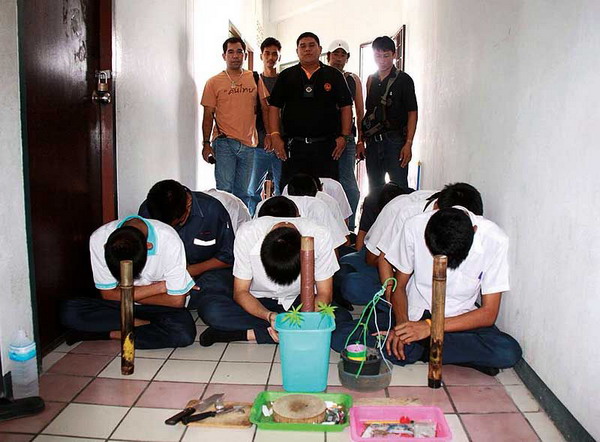บุกหอพักสัตหีบจับ14โจ๋นักศึกษา ตั้งวงพี้กัญชา-ปลูกในห้องไว้เสพ