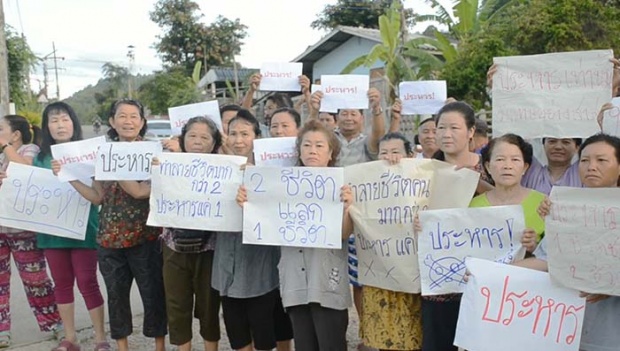 หวิดเกิดประชาทัณฑ์! คุมตัวเภสัชฯ ฆ่าพ่อตาแม่ยาย ทำแผน ชาวบ้านตะโกนสาปแช่ง!