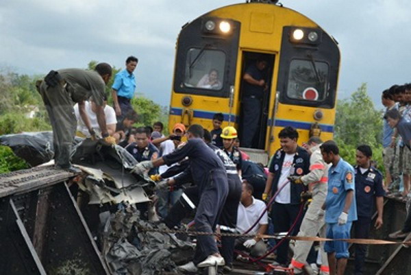 รถไฟพุ่งชนกระบะพังยับ ตายยกครัว 4 ศพ 2 หนูน้อย ดับสยองคาที่!