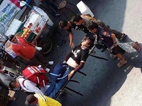 รัฐประณามบึ้มเต็นสื่อมวลชนเวทีอนุสาวรีย์ชัยฯ-นักข่าวเจ็บ วอนหยุดก่อเหตุบีบทหาร
