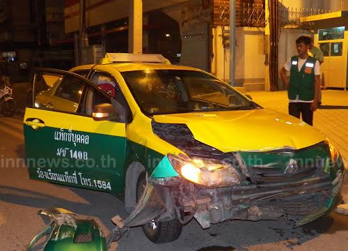 แท็กซี่แหกด่านตรวจชนแท่งแบริเออร์ทิ้งรถหลบหนี
