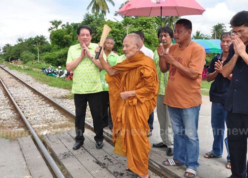 ลือ!พบวิญญาณ2ผัวเมียแคมรี่ชนรถไฟนิมนต์พระทำบุญ