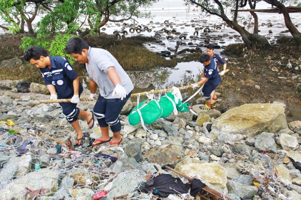 ชาวบ้านดักปลาผงะ!!  พบศพชายปริศนาลอยอืดติดป่าชายเลน