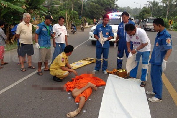 กระบะซิ่งชนพระวัดดังขณะบิณฑบาต ดับสยองคาถนน ก่อนเผ่นหนี 