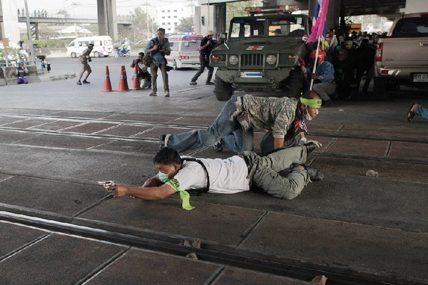 สื่อต่างประเทศแพร่ภาพนาทียิงเดือดเขตหลักสี่ ก่อนวันเลือกตั้ง !