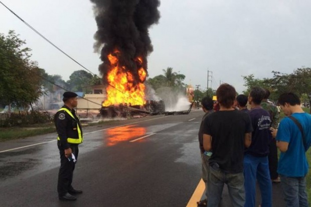 ไฟลุกท่วมรถ ลุกลามไหม้บ้านวอด 1 หลังคาเรือน หลังเกิดเหตุคนขับหลบหนี