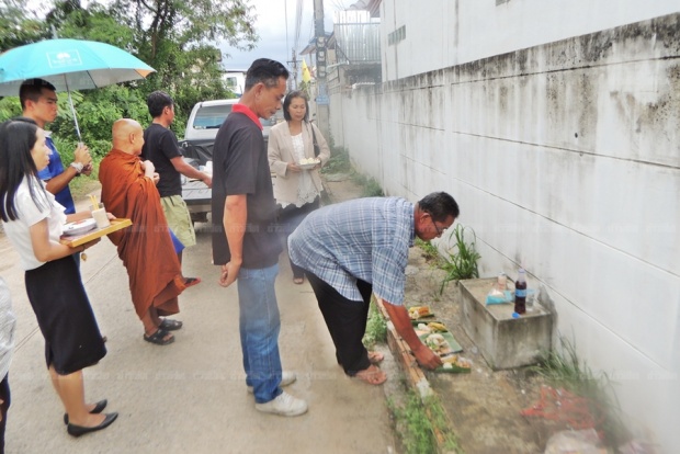 เศร้า!!“กลับบ้านเราเถอะ” พ่อ-แม่จุดธุปรับวิญญาณ “ครูอิ๋ว” กลับบ้าน