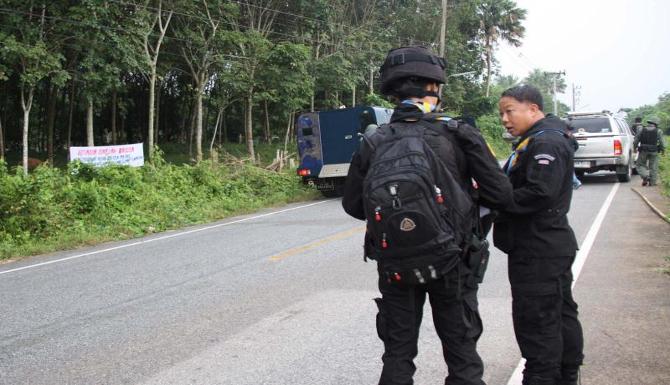 มือดีแขวนป้ายผ้าภาษารูมีป่วนยะลา “คนไทยต้องยอมรับชาติพันธ์ของปัตตานี”