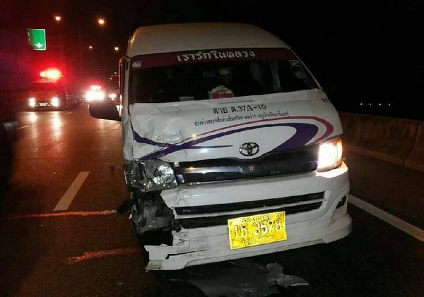 รถตู้โดยสารชนเก๋งด่วนบูรพาวิถี เจ็บระนาว 7 ราย