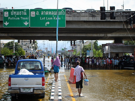 ปทุมธานีโดน7อำเภอเกือบ3แสนคนจม 