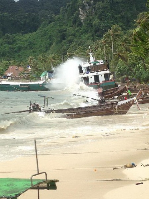 คลื่นสูง 4 เมตรซัดเกาะพีพี เรือพังระเนระนาด งดเดินเรือท่องเที่ยว