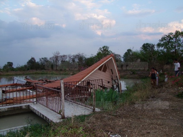 พายุงวงช้างขนาดใหญ่ พัดเสาไฟฟ้าแรงสูงโค่นหลายสิบต้น-บ้านพังเสียหาย 