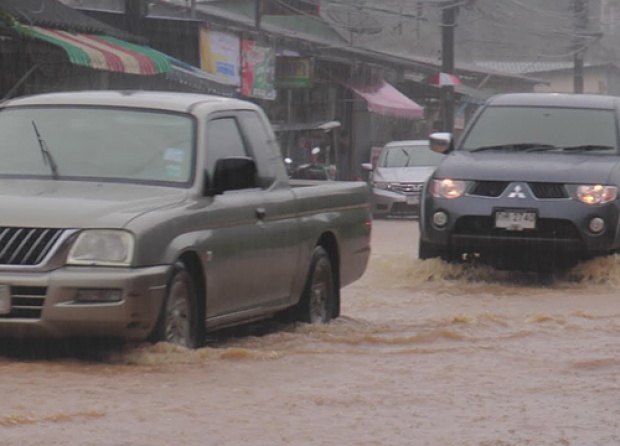 ฝนถล่มพัทยาน้ำท่วมถ.เลียบหาดหนักสุด