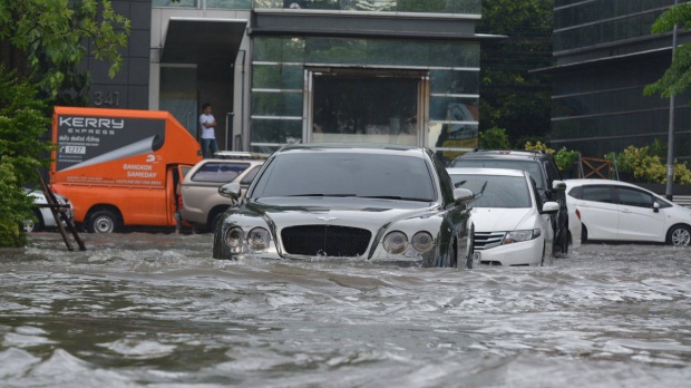 รอการระบาย! ฝนตกหนักถล่มปากเกร็ด แจ้งวัฒนะอ่วมกลายเป็นทะเลกรุงเทพ