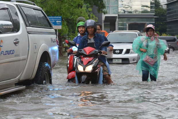 รอการระบาย! ฝนตกหนักถล่มปากเกร็ด แจ้งวัฒนะอ่วมกลายเป็นทะเลกรุงเทพ