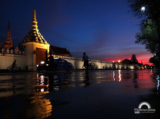 ชมภาพชุดแม่น้ำเจ้าพระยาเอ่อนองท่วมหน้าพระบรมมหาราชวัง