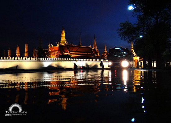 ชมภาพชุดแม่น้ำเจ้าพระยาเอ่อนองท่วมหน้าพระบรมมหาราชวัง