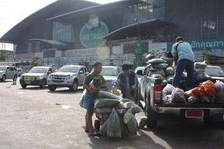 ตลาดไทยังไม่ท่วม! ชาวบ้านเฮเป็นตลาดแห่งเดียวที่เป็นความหวังของบรรดาพ่อค้าแม่ค้า