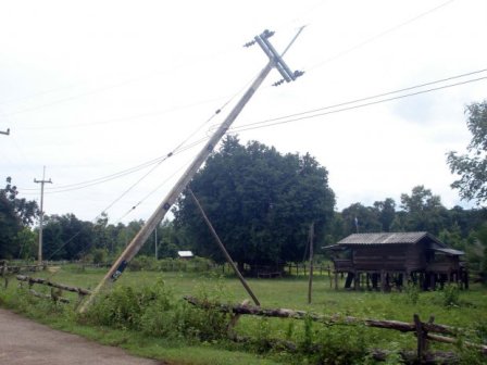 ฝนตกหนัก เขื่อนเร่งผันน้ำ-เสาไฟฟ้าแรงสูงทรุดตัว