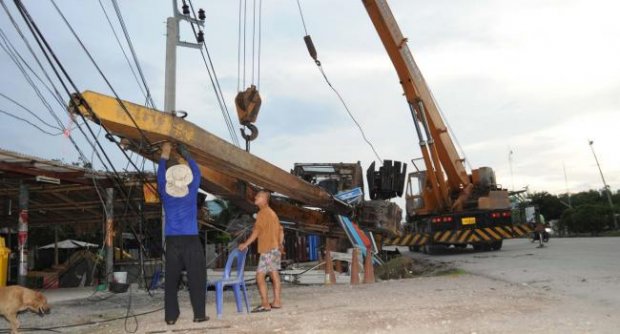 รถแบ็กโฮล้มทับบ้านเรือนในชุมชนริมคลองพิทยาลงกรณ์