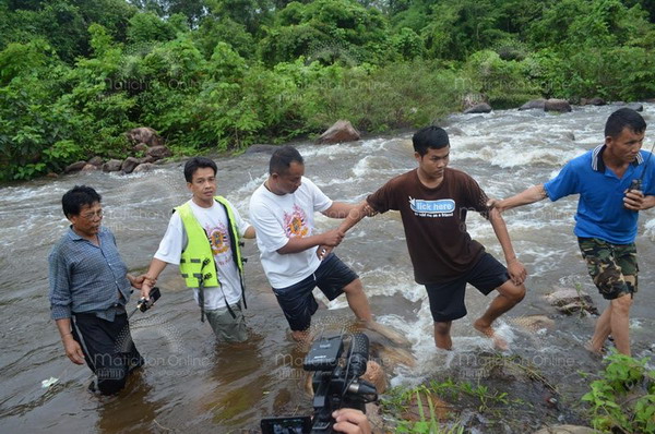 ฝนตก-น้ำป่าหลาก น้ำตกธารทิพย์ เขาใหญ่ จนท.ช่วยนักท่องเที่ยวขึ้นฝั่งทุลักทุเล