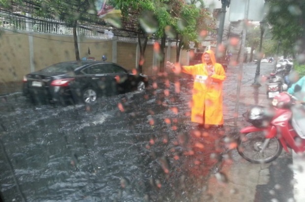 ฝนถล่มกรุง เตือนระวังพายุฤดูร้อน 