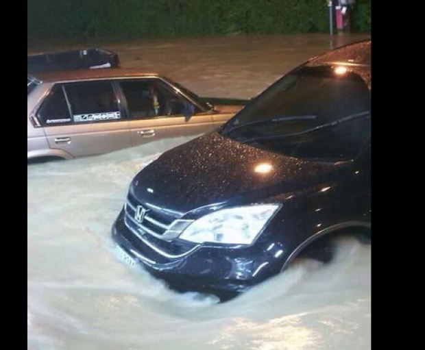 แชร์ว่อน ! คลิป น้ำท่วมชลบุรี รถหรูจมใต้น้ำเพียบ เสียหายหนัก
