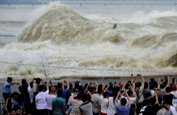ไต้ฝุ่นตู้เจวียนเคลื่อนถล่มจีน จนเกิดคลื่นยักษ์ในแม่น้ำ