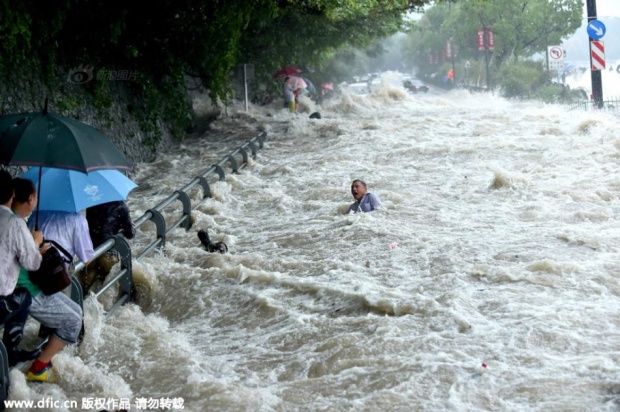 ไต้ฝุ่นตู้เจวียนเคลื่อนถล่มจีน จนเกิดคลื่นยักษ์ในแม่น้ำ