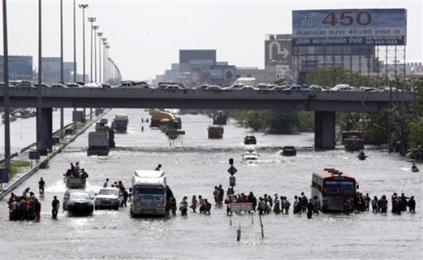 ประมวลภาพ น้ำท่วม 12 พ.ย. 54 @thaitvnews 